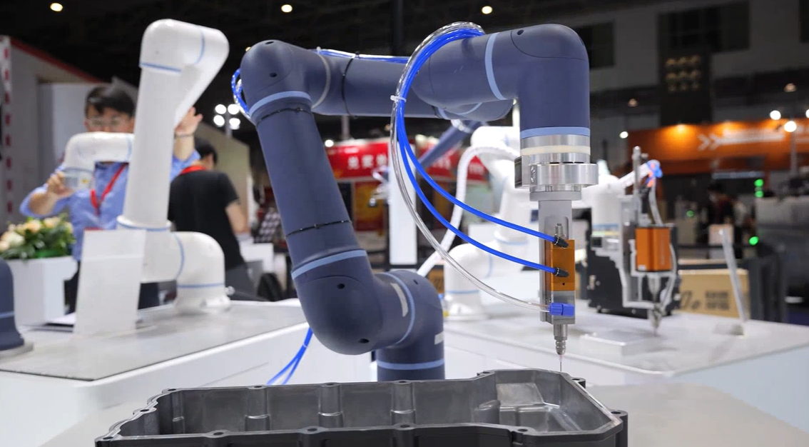 ESTUN स्मार्ट ग्लूइंग और वितरण समाधान: सटीकता, सुरक्षा और लागत दक्षता को बढ़ाना