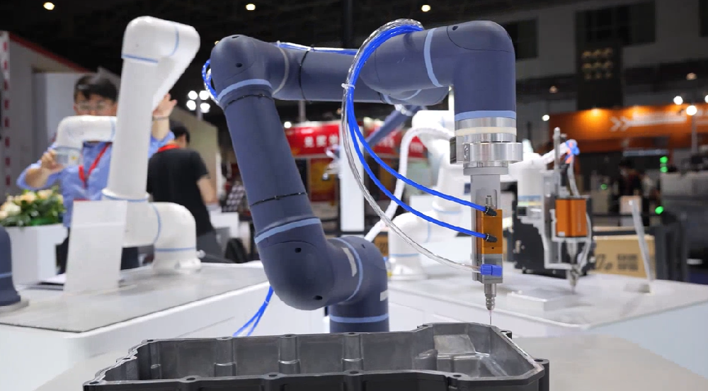 ESTUN स्मार्ट ग्लूइंग और वितरण समाधान: सटीकता, सुरक्षा और लागत दक्षता को बढ़ाना